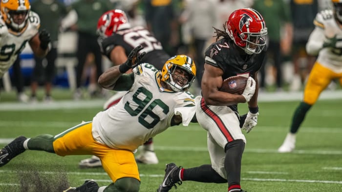 Packers DT Colby Wooden can't grab Falcons RB Bijan Robinson.